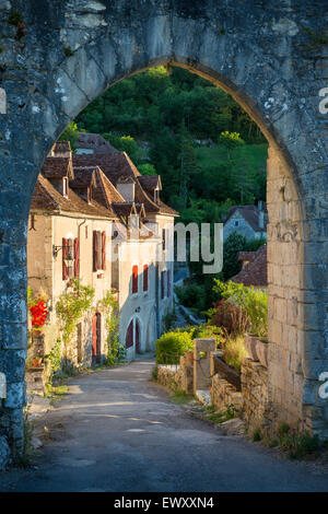 Festlegen von Sonnenlicht auf Häusern am Eingangstor nach Saint-Cirq-Lapopie, Lot-Tal, Midi-Pyrenäen, Frankreich Stockfoto