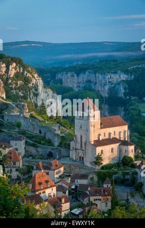 Am frühen Morgen über Saint-Cirq-Lapopie, Lot-Tal, Midi-Pyrenäen, Frankreich Stockfoto