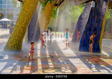 Kinder spielen in einem Splash Park bei Myriad Botanical Gardens in Oklahoma City, Oklahoma, USA. Stockfoto