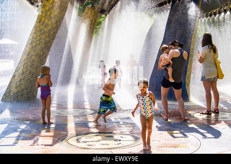 Kinder spielen am Donners Park, ein Splash Park in der Innenstadt von Oklahoma City, Oklahoma in den unzähligen botanischen Gärten.  USA. Stockfoto