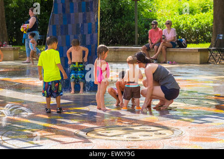 Kinder spielen am Donners Park, ein Splash Park in der Innenstadt von Oklahoma City, Oklahoma in den unzähligen botanischen Gärten.  USA. Stockfoto