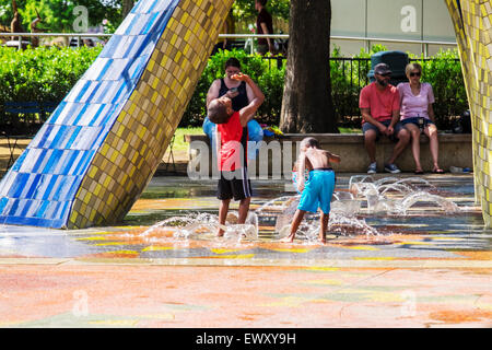 Kinder spielen am Donners Park, ein Splash Park in der Innenstadt von Oklahoma City, Oklahoma in den unzähligen botanischen Gärten.  USA. Stockfoto