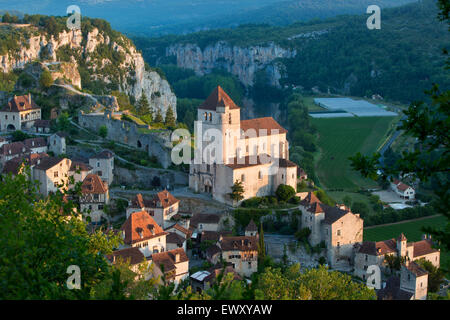 Am frühen Morgen über Saint-Cirq-Lapopie, Lot-Tal, Midi-Pyrenäen, Frankreich Stockfoto