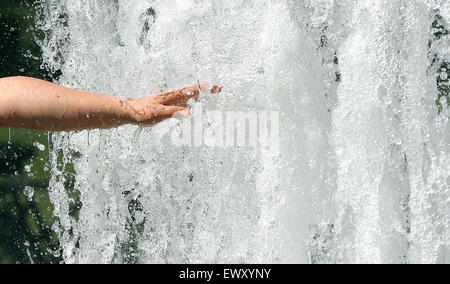 Berlin, Deutschland. 2. Juli 2015. Eine junge Frau kühlt ihre Hände an einem Brunnen in Berlin, Deutschland, 2. Juli 2015. Der Sommer trifft über 30 Grad in mehreren Städten in ganz Europa. Foto: Wolfgang Kumm/Dpa/Alamy Live News Stockfoto