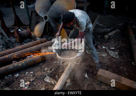 Dhaka, Bangladesch. 2. Juli 2015. 2. Juli 2015 - Dhaka, Bangladesch - Werftarbeiter in Dhaka Werft arbeiten. Arbeiter arbeiten hier ohne minimale Schutzeinrichtung. Bedingungen sind heiß und oft gefährlich, alle Altersgruppen zusammenarbeiten, und Kinder wachsen in eine Welt voller harter Arbeit, nicht auf formale Bildung. © Mohammad Ponir Hossain/ZUMA Wire/ZUMAPRESS.com/Alamy Live-Nachrichten Stockfoto