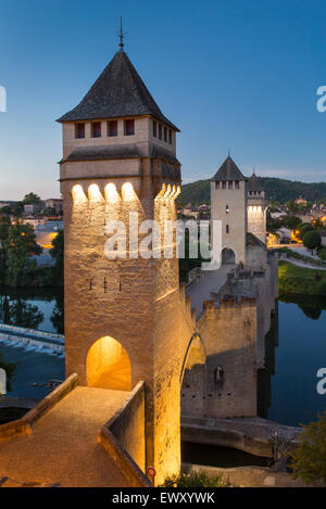 14. Jahrhundert Pont Valentre und Fluss Lot in Cahors, Midi-Pyrenäen, Frankreich Stockfoto