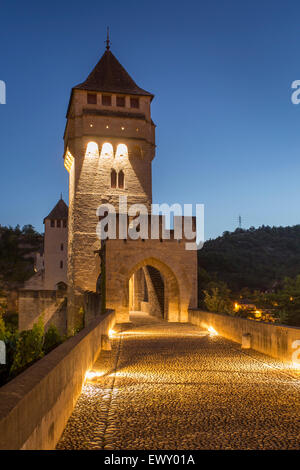 14. Jahrhundert Pont Valentre und Fluss Lot in Cahors, Midi-Pyrenäen, Frankreich Stockfoto