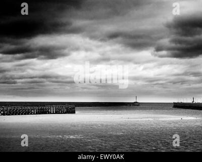 Stürmischer Himmel über der Mündung des Flusses Coquet schlendern durch das Meer Northumberland England Stockfoto