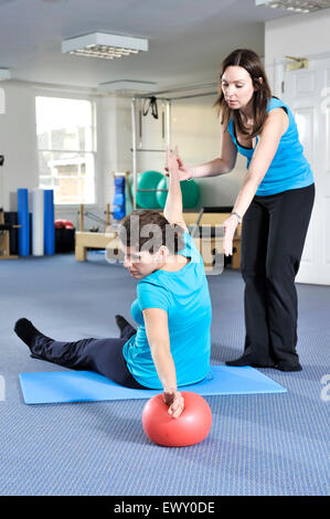 Junge Frau, die Teilnahme an einer Pilates-Klasse. Stockfoto