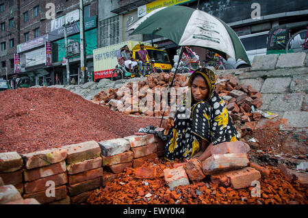 Dhaka, Bangladesch. 2. Juli 2015. 2. Juli 2015 - Dhaka, Bangladesch - eine Frau bricht Ziegel in Dhaka. © Mohammad Ponir Hossain/ZUMA Wire/ZUMAPRESS.com/Alamy Live-Nachrichten Stockfoto