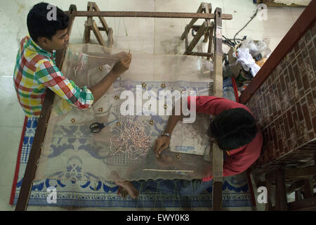 Dhaka, Bangladesch. 2. Juli 2015. DHAKA, Bangladesch-2. Juli: Arbeiter Stiche pro kleiden, Verkauf vor Eid Al Fitr-Festival in Dhaka am 2. Juli 2015. Ramadan ist der größte Ausgaben Monat in Bangladesch, wo die Mehrheit muslimisch ist. Das Land verbringt Crores auf Kleidungsstücken, machen die Schneider begehrtesten während der Eid. © Zakir Hossain Chowdhury/ZUMA Draht/Alamy Live-Nachrichten Stockfoto