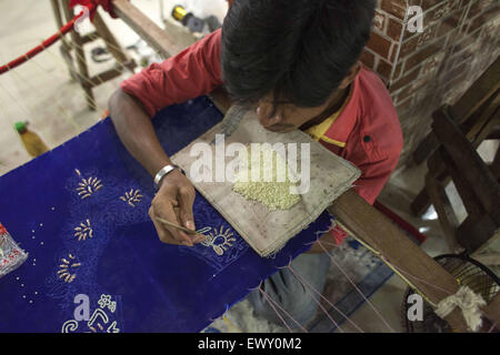 Dhaka, Bangladesch. 2. Juli 2015. DHAKA, Bangladesch-2. Juli: Arbeiter Stiche pro kleiden, Verkauf vor Eid Al Fitr-Festival in Dhaka am 2. Juli 2015. Ramadan ist der größte Ausgaben Monat in Bangladesch, wo die Mehrheit muslimisch ist. Das Land verbringt Crores auf Kleidungsstücken, machen die Schneider begehrtesten während der Eid. © Zakir Hossain Chowdhury/ZUMA Draht/Alamy Live-Nachrichten Stockfoto