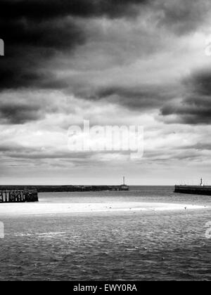 Stürmischer Himmel über der Mündung des Flusses Coquet schlendern durch das Meer Northumberland England Stockfoto