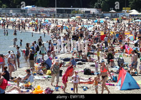 Gdynia, Polen 2. Juli 2015 Tausende von Menschen zu genießen, Sonnenbaden und Schwimmen an der Ostseeküste in Gdynia. Meteorologen Vorhersagen über 36 Celsius Grad in den nächsten Tagen. Bildnachweis: Michal Fludra/Alamy Live-Nachrichten Stockfoto