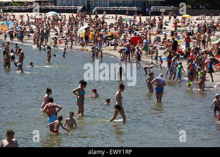 Gdynia, Polen 2. Juli 2015 Tausende von Menschen zu genießen, Sonnenbaden und Schwimmen an der Ostseeküste in Gdynia. Meteorologen Vorhersagen über 36 Celsius Grad in den nächsten Tagen. Bildnachweis: Michal Fludra/Alamy Live-Nachrichten Stockfoto