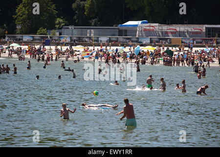 Gdynia, Polen 2. Juli 2015 Tausende von Menschen zu genießen, Sonnenbaden und Schwimmen an der Ostseeküste in Gdynia. Meteorologen Vorhersagen über 36 Celsius Grad in den nächsten Tagen. Bildnachweis: Michal Fludra/Alamy Live-Nachrichten Stockfoto