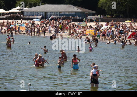 Gdynia, Polen 2. Juli 2015 Tausende von Menschen zu genießen, Sonnenbaden und Schwimmen an der Ostseeküste in Gdynia. Meteorologen Vorhersagen über 36 Celsius Grad in den nächsten Tagen. Bildnachweis: Michal Fludra/Alamy Live-Nachrichten Stockfoto