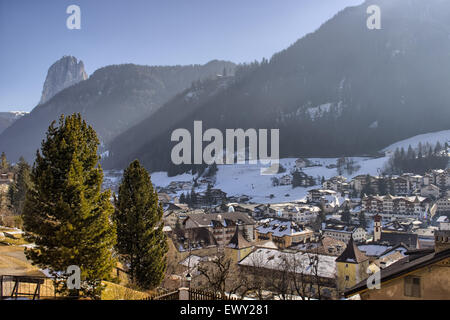 Panorama von St. Ulrich, italienisches Dorf in Dolomiten Alpen in Italien: Tal der Häuser und Gebäude mit schneebedeckten Gipfeln und Koniferen im Hintergrund Stockfoto