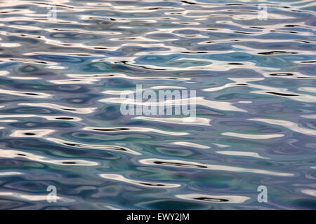 Benzin-Spill und verschiedene chemische Stoffe auf der Wasseroberfläche. Insel Lemnos oder Limnos, Griechenland. Stockfoto