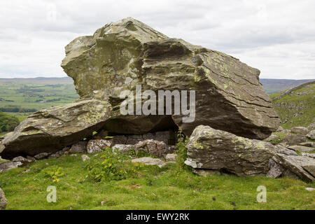 Bei Findlinge eiszeitliche Ablagerungen, Austwick, Yorkshire Dales National Park, England, UK Stockfoto