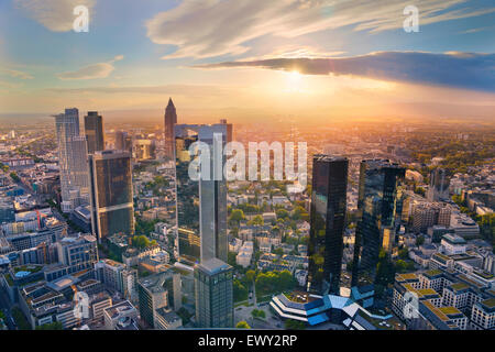 Frankfurt Am Main. Luftaufnahme der Skyline von Frankfurt Am Main während der golden Hour. Stockfoto