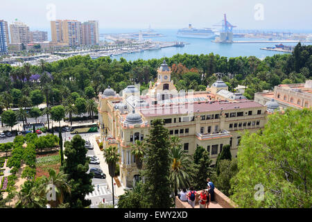 Ansicht des Ayuntamiento de Málaga (Rathaus) und Jardines de Pedro Luis Alonso von Alcazaba, Malaga, Andalusien, Südspanien Stockfoto