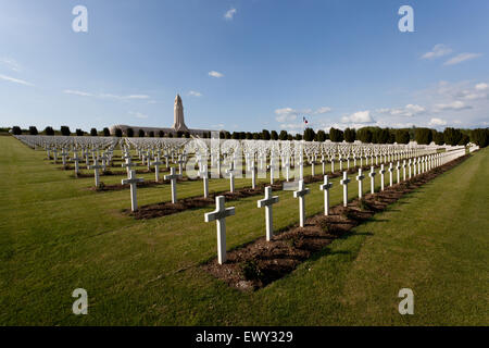 Die nationalen Friedhof von Douaumont mit das Beinhaus von Douaumont bei Verdun, Frankreich Stockfoto