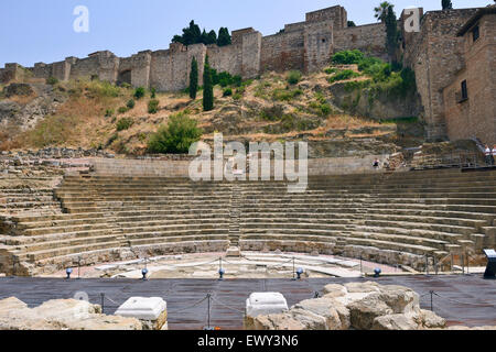 Roman Amphitheatre mit Alcazaba in Hintergrund, Malaga, Andalusien, Südspanien Stockfoto