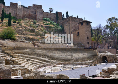 Roman Amphitheatre mit Alcazaba in Hintergrund, Malaga, Andalusien, Südspanien Stockfoto