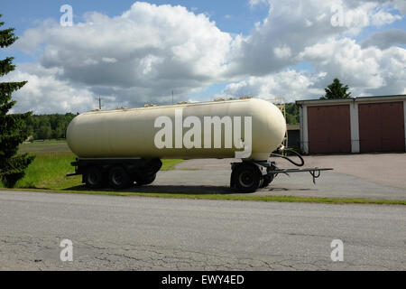 Tank-Auto im Sommer, horizontale Stockfoto