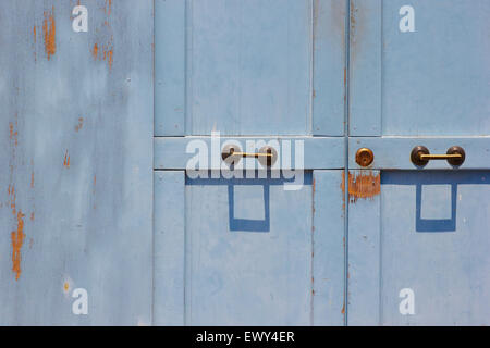 Peeling-blau bemalte Türen mit paar Metallgriffe Burano venezianischen Lagune Veneto Italien Europa Stockfoto