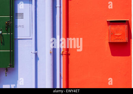 Hell Wand mit Postbox gas Services und Rohre Burano Lagune von Venedig Venetien Italien Europa gezeichnet Stockfoto