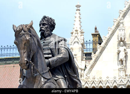 Andrassy Gyula Reiterstatue vor dem Parlamentsgebäude, Budapest, Ungarn Stockfoto