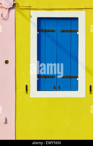 Gelb und rosa Wänden und blauen Fensterläden Burano venezianischen Lagune Veneto Italien Europa Stockfoto