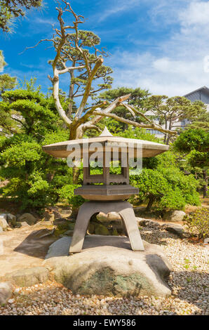 Traditionelle japanische Stein Laterne (Toro) im Park von Takamatsu Schloß, Insel Shikoku, Japan Stockfoto