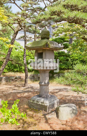 Traditionelle japanische Stein Laterne (Toro) im Park von Takamatsu Schloß, Insel Shikoku, Japan Stockfoto