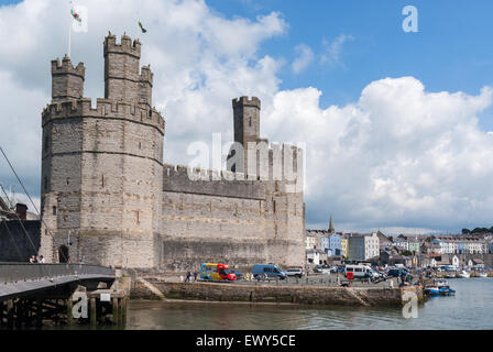 Caernarfon Castle gebaut im Jahre 1283 von Edward der Erste von England nach seinem Einmarsch in Wales. Jetzt ist es als Weltkulturerbe klassifiziert Stockfoto