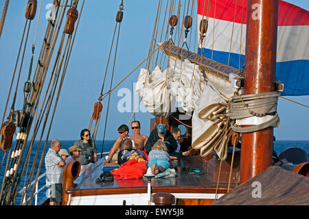 Touristen an Bord der niederländischen Dreimastschoners Oosterschelde Segeln den Atlantischen Ozean in der Nähe von Kap Verde / Cabo Verde Stockfoto