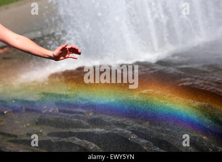 Berlin, Deutschland. 2. Juli 2015. Eine junge Frau kühlt ihre Hände an einem Brunnen in Berlin, Deutschland, 2. Juli 2015. Der Sommer trifft über 30 Grad in mehreren Städten in ganz Europa. Foto: Wolfgang Kumm/Dpa/Alamy Live News Stockfoto