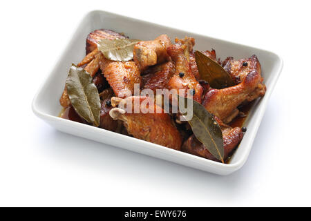 Huhn und Schweinefleisch Adobo, filipino Nahrung isoliert auf weißem Hintergrund Stockfoto