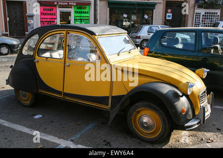 Berühmte Citroen 2CV Modell geparkt in Stadt Montauban in Tarn et Garonne Region Midi-Pyrénées, Frankreich. Stockfoto