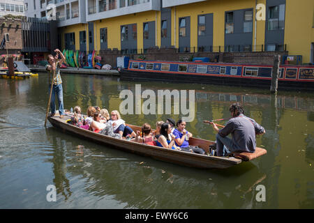 Touristen, die unter einem Punt entlang dem Kanal Regents Park in Camden Town, London, UK Stockfoto