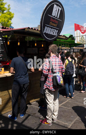 Allgemeine Ansichtsbilder von Camden Lock Lebensmittelmarkt. Stockfoto