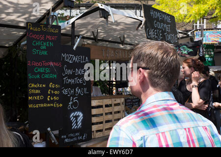 Allgemeine Ansichtsbilder von Camden Lock Lebensmittelmarkt. Stockfoto