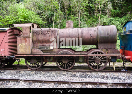 "Rust in Peace" Graffiti gemalt auf diesem alten Dampfmaschine. Befindet sich auf der Wanne zu Bristol Zyklus Weg /track, der einen Verkehr verwendet Stockfoto