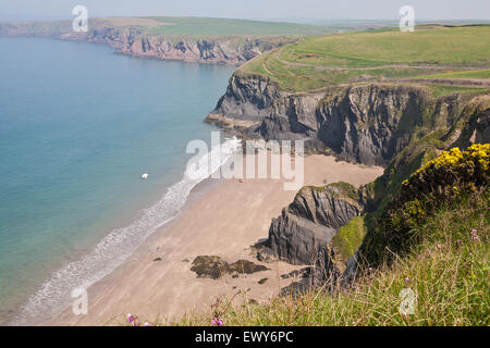 Musselwick Sand in der Nähe Marloes. Foto von Pembrokeshire Coast Path, Südwesten von Wales. April. Dieser schöne Strand ist nur ac Stockfoto