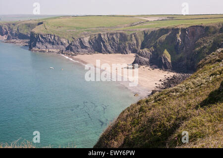 Musselwick Sand in der Nähe Marloes. Foto von Pembrokeshire Coast Path, Südwesten von Wales. April. Dieser schöne Strand ist nur ac Stockfoto