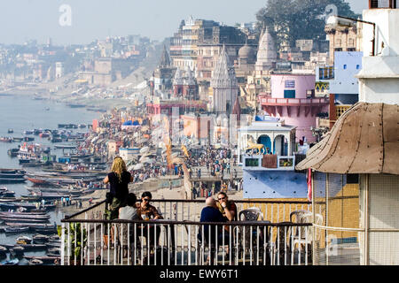 Touristen im Restaurant auf der Dachterrasse im Alka Hotel / Gästehaus mit einem tollen Blick auf den Baden Ghats, einschließlich Dashashwamedh Ghat Stockfoto