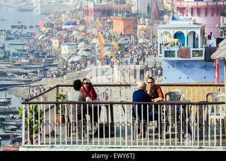 Touristen sitzen im Restaurant auf der Dachterrasse im Alka Hotel / Gästehaus mit einem tollen Blick auf den Baden Ghats, einschließlich Dashashwame Stockfoto