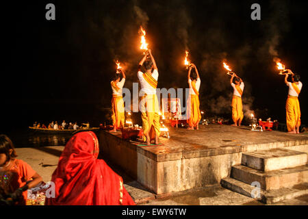 Hindu-Service, Ganga Aarti, spät abends auf den berühmten Baden Ghats. Die Kultur von Varanasi ist eng verbunden mit Stockfoto